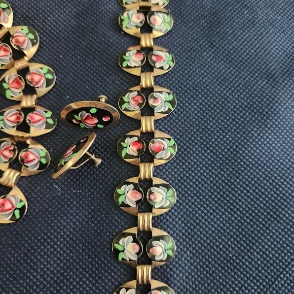 1950s vtg handpainted rose enamel metal screwback earrings, necklace & bracelet - Picture 4 of 4